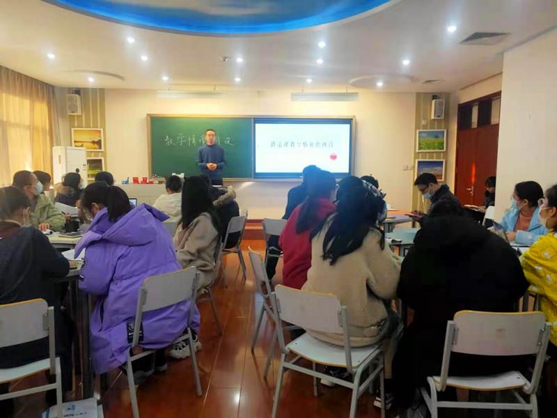 12月15日上午，寿县一中跟岗学员观摩北京十二中青年教师论学班之教学情境创设1_副本.jpg