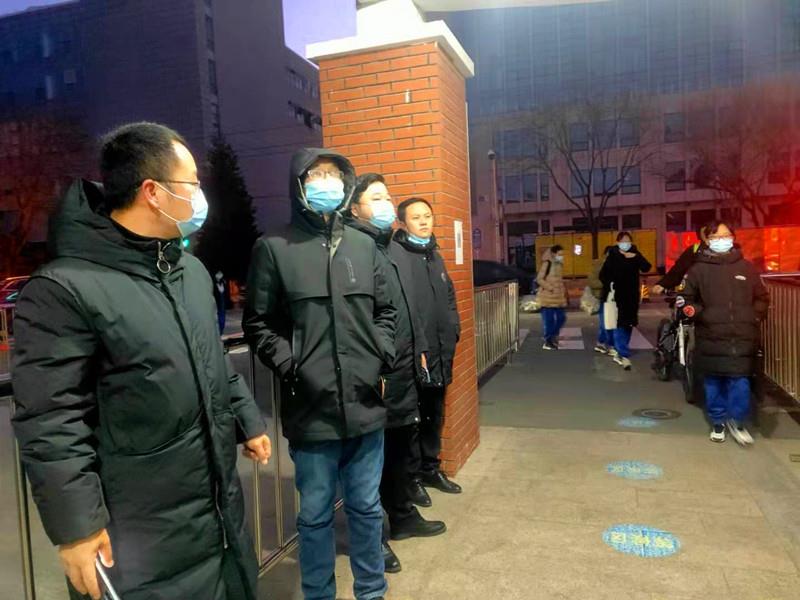 12月16日早晨，汪洋主任、张明辉主任、夏荃副主任、何中平老师、徐志连老师、陈耀老师在北京十二中校门口观察学生进校情况_副本.jpg