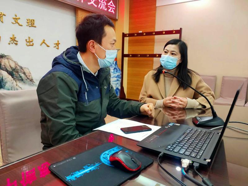 12月22日，朱晓珊副主任与北京十二中信息中心主任李志新交流学校听评课系统和教科研项目管理系统的建设问题.jpg