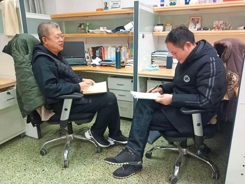 12月16日下午，何中平老师跟岗观摩后与北京十二中特级教师李俊峰交流研讨.jpg