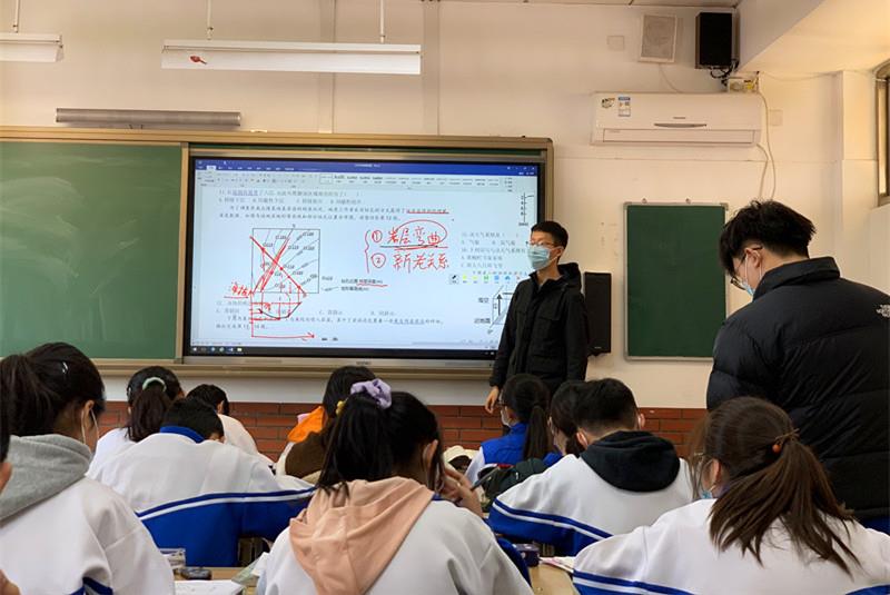 12月21日，郑新艳老师跟岗观摩北京十二中韩世豪老师地理课_副本_副本.jpg