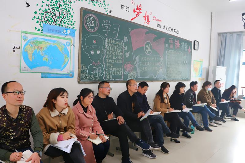 地理老师在听课3.jpg