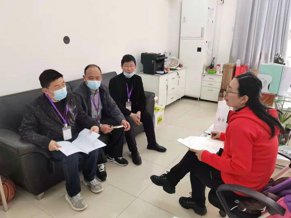 赵校长、柴化安副主任、年级主任张开龙与教学辅助中心主任孔冰交流.jpg