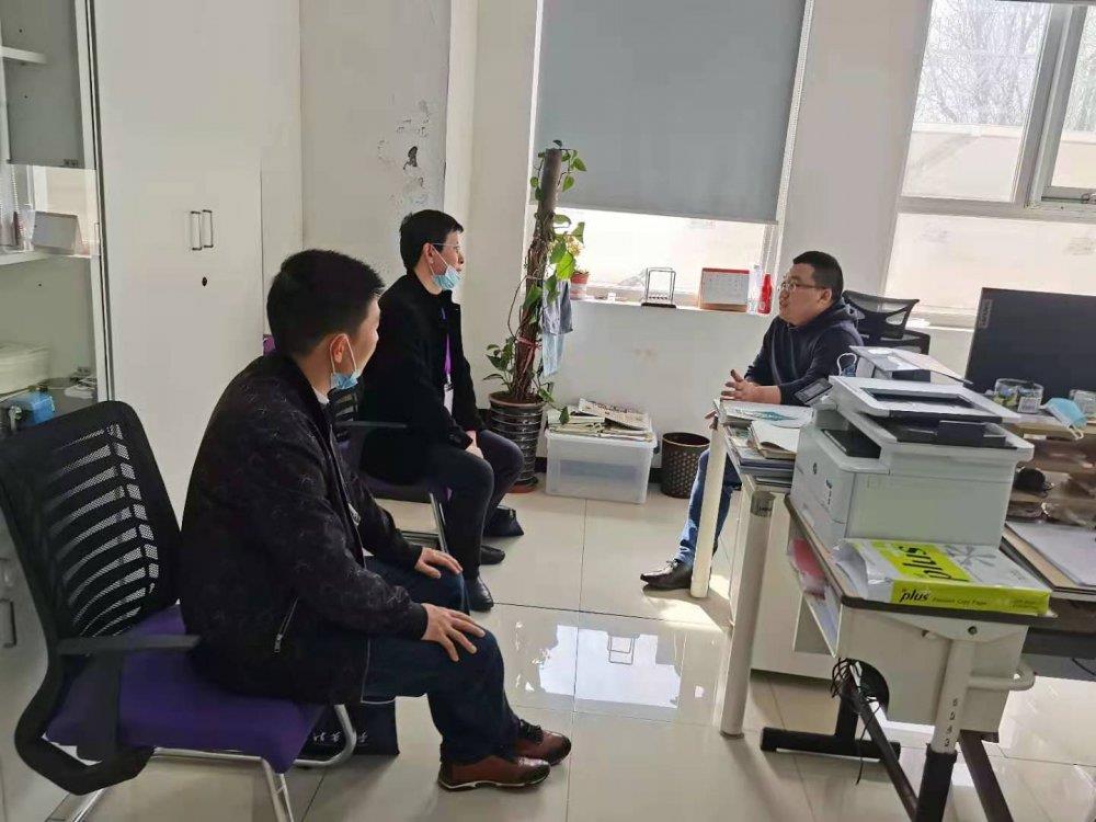 赵士兵副校长、张开龙主任与党政办公室主任程帅交谈.jpg