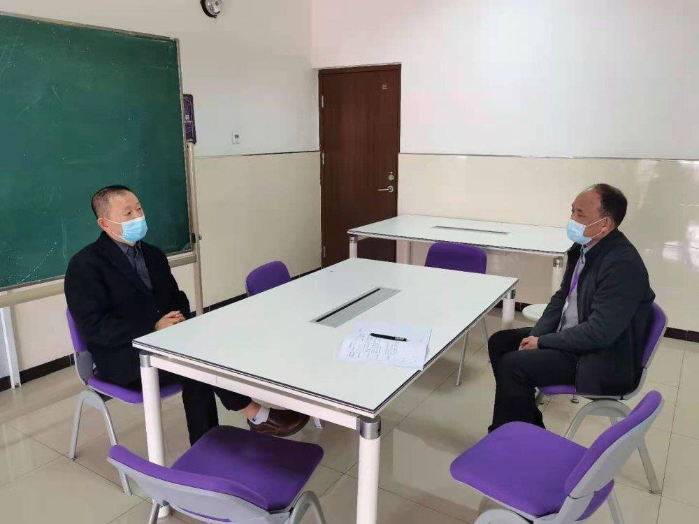 柴化安副主任与高二年级主任数学特级教师于传洪交流.jpg