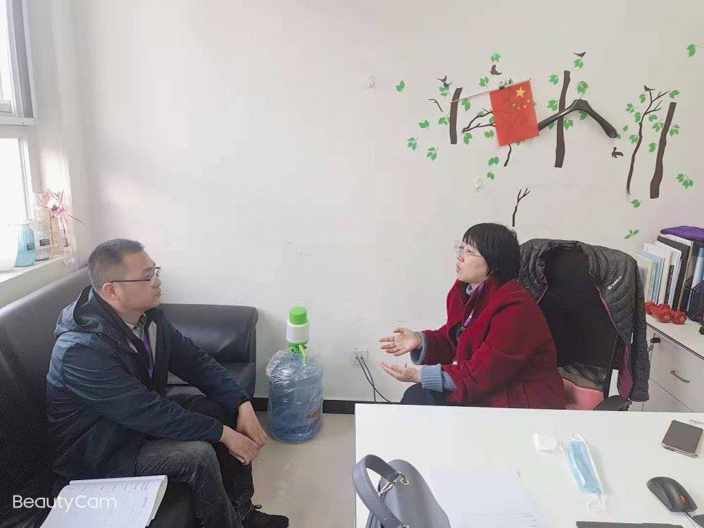 教导处副主任刘长青与教师发展中心主任鞠慧交流.jpg