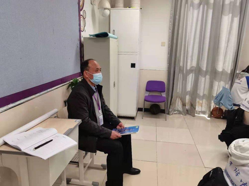 柴化安副主任观摩数学教学.jpg