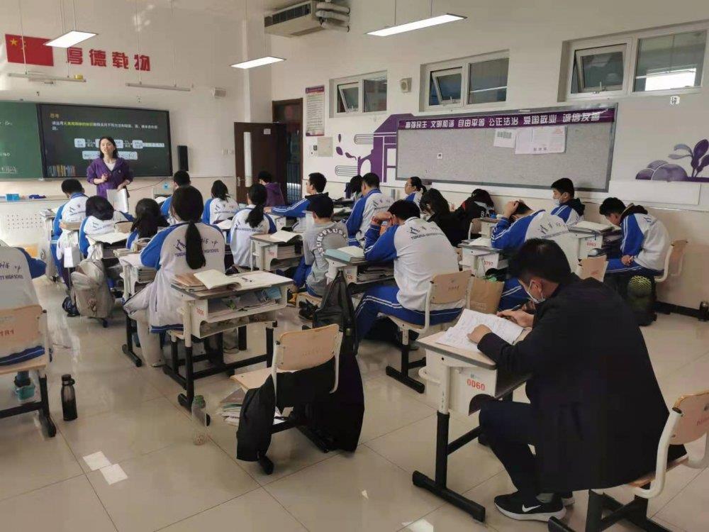 高二年级副主任张争和观摩化学课堂教学.jpg