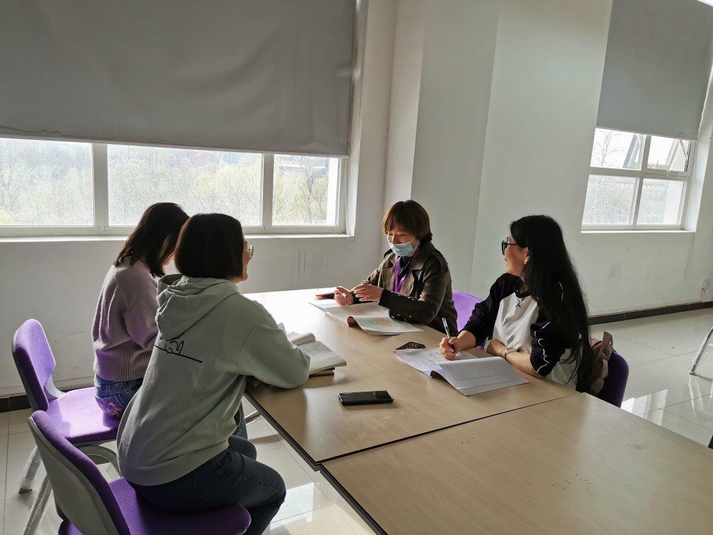 柏莹莹老师参加语文教研组备课.jpg