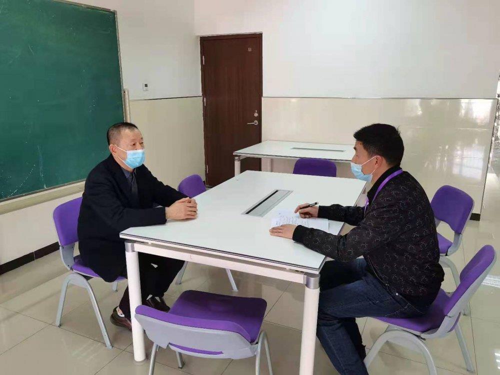 张开龙主任与高二年级主任数学特级教师于传洪交流.jpg