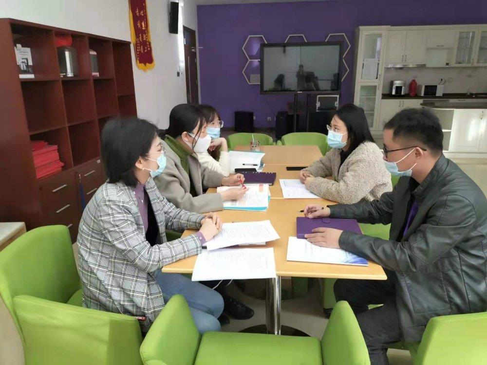 齐先老师参加地理组备课活动.jpg
