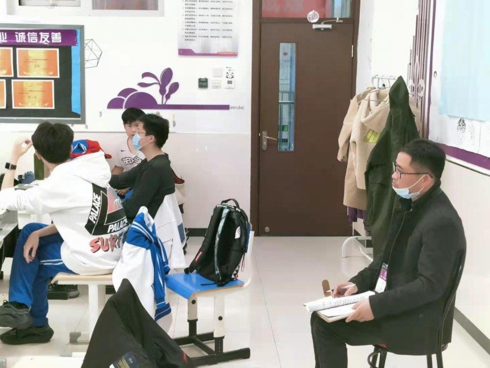 齐先老师观摩地理课堂教学.jpg