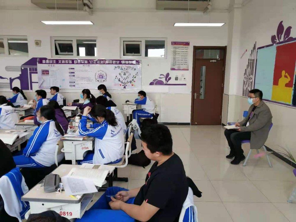 许发老师观摩历史教学.jpg