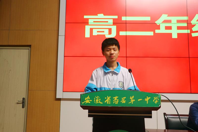12、马志同学作为学生代表发言.jpg