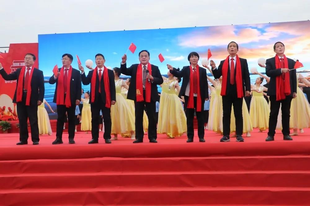 王文永校长和校党总支成员一起演唱《我和我的祖国》.webp.jpg