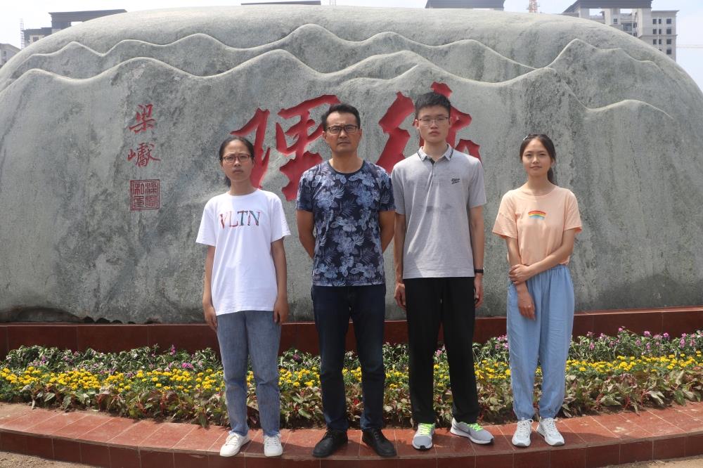 江冉、谢锦伟被北京大学录取，江海燕被清华大学录取.JPG