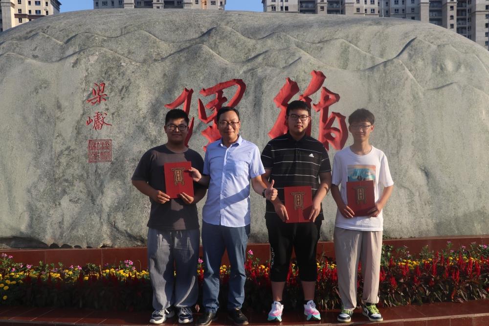 刘畅、王文博、王子羲被北京大学录取.JPG