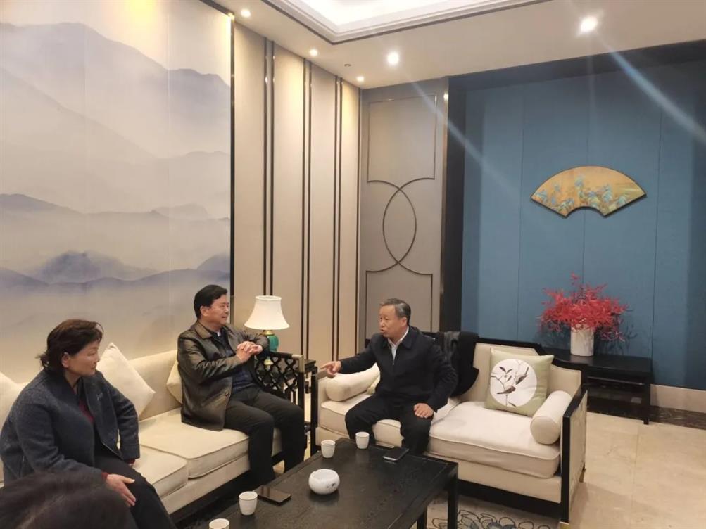 县委书记牛方括亲切会见了倪永培董事长一行.webp.jpg