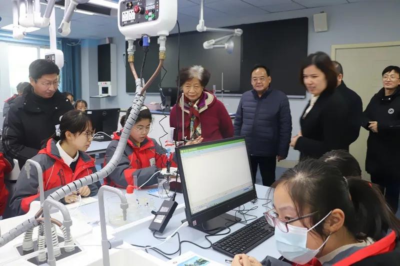 施院士走进科学馆,在化学实验室,观看同学们做“酸碱中和滴定”实验.webp.jpg