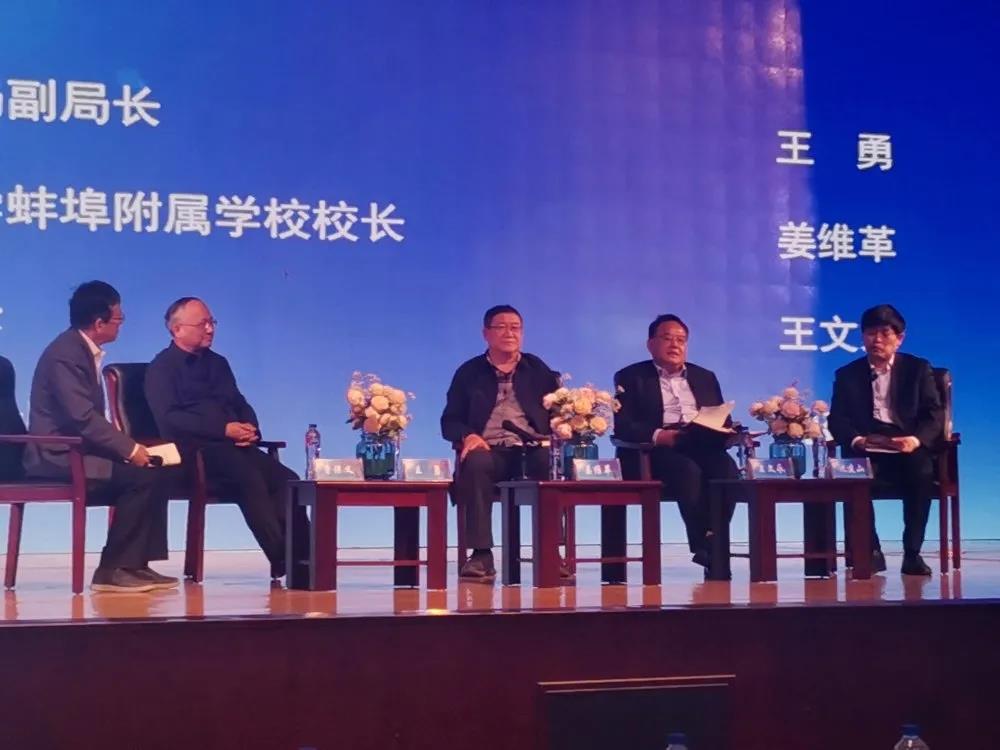 王文永校长强调要厚植教育情怀,以真诚的爱心对待学生.webp.jpg